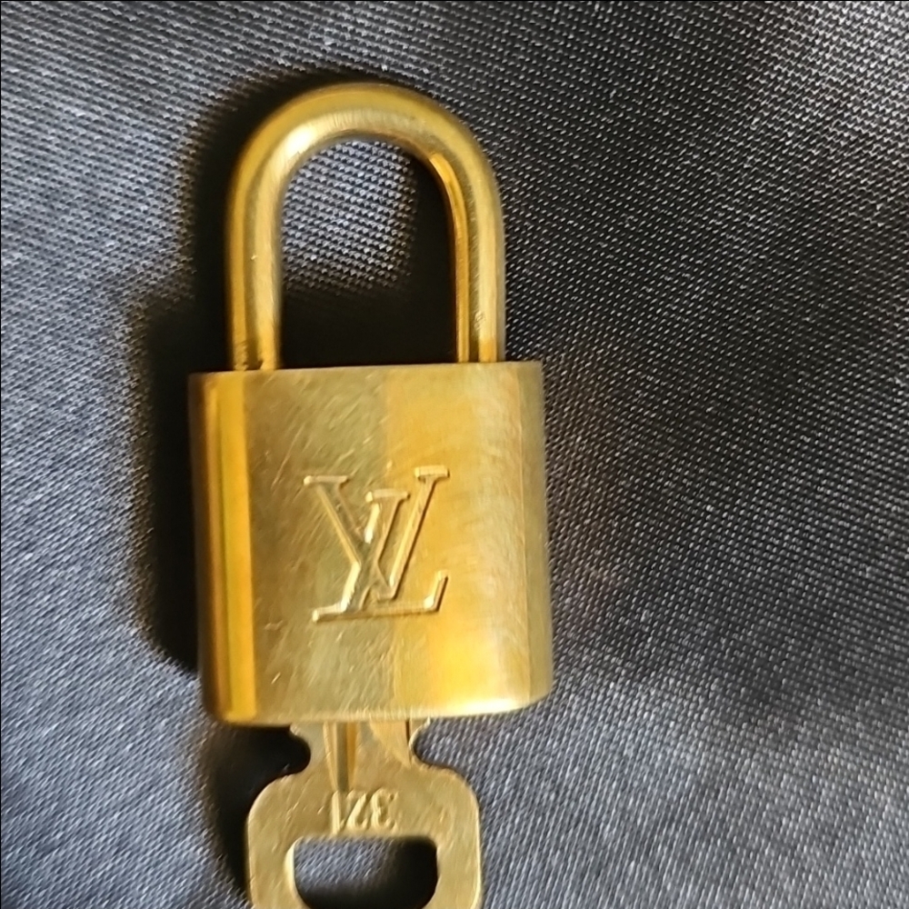 #321 LV Lock and Key 🔐 - Picture 2 of 10